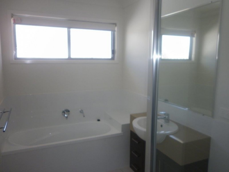 9 OYSTER CATCHER RD, Kirkwood QLD 4680