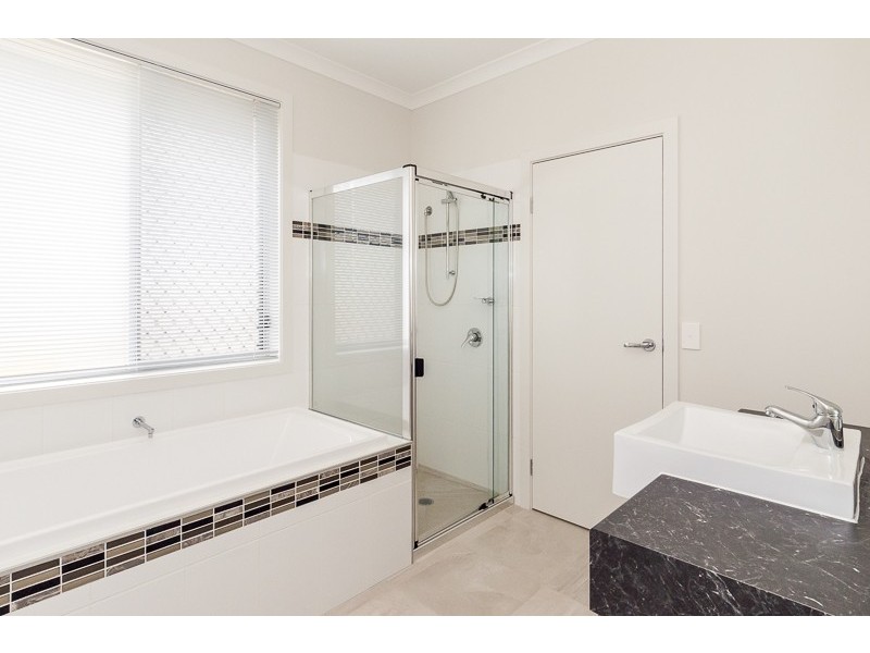 11 Winpara Drive, Kirkwood QLD 4680