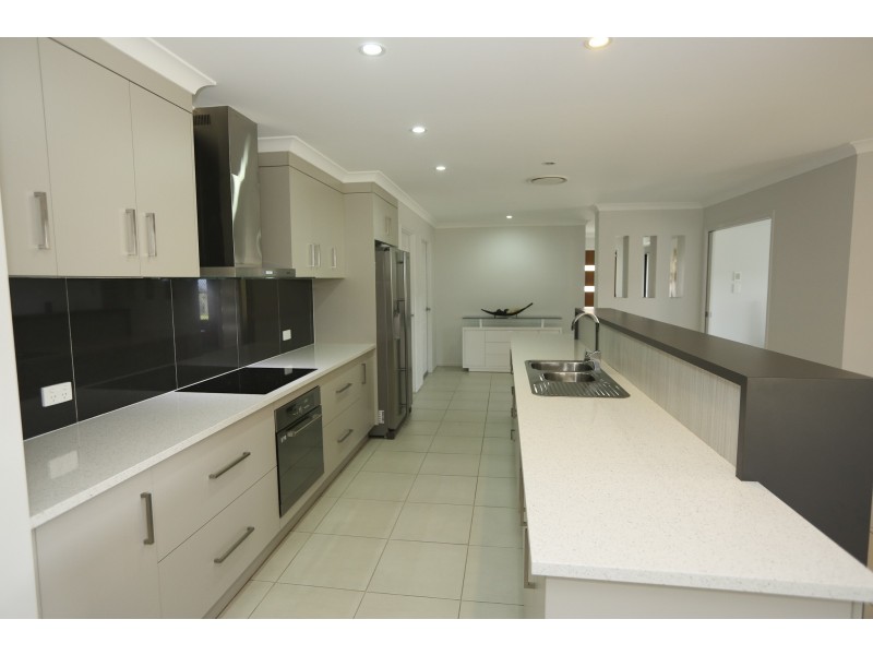 4 Woodland Court, Kirkwood QLD 4680