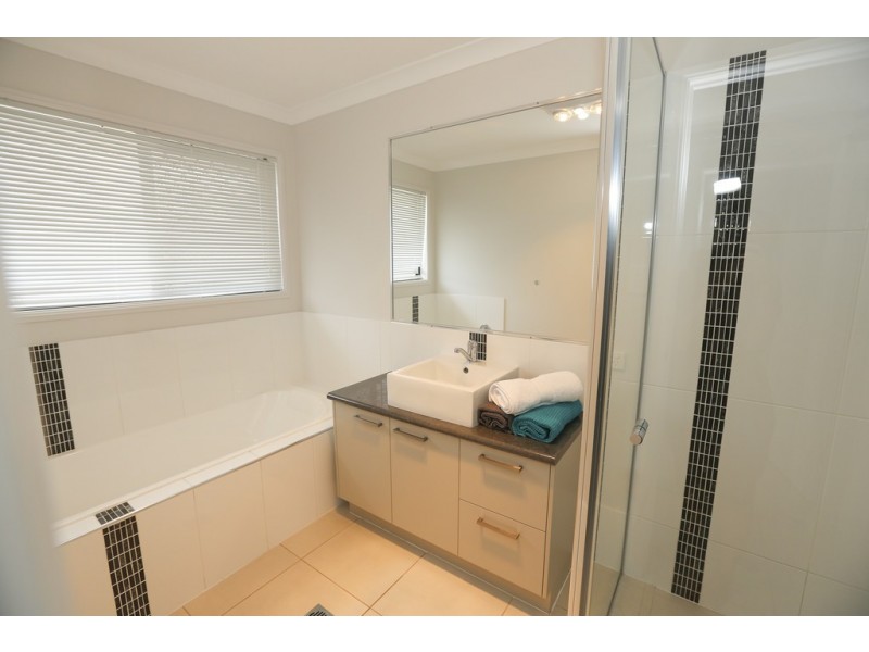 4 Woodland Court, Kirkwood QLD 4680