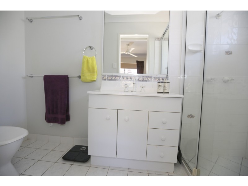 15 Willespie Place, New Auckland QLD 4680