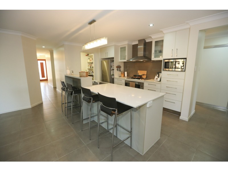 33 Liriope Drive, Kirkwood QLD 4680