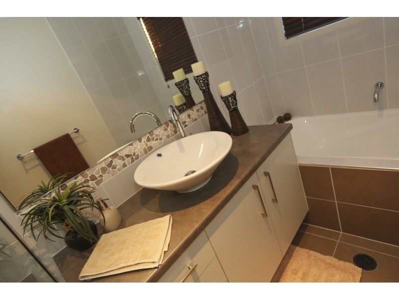 33 Liriope Drive, Kirkwood QLD 4680