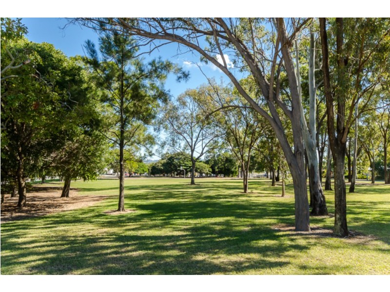 18 MELLEFONT ST, West Gladstone QLD 4680
