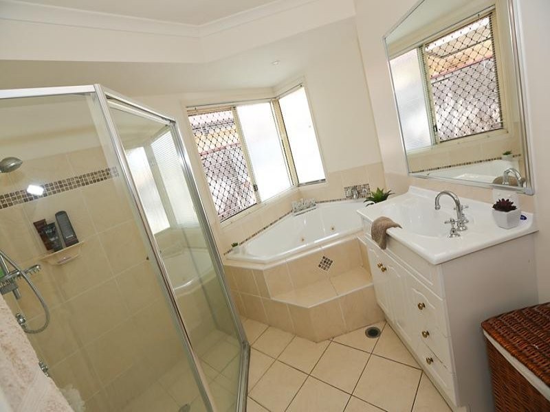 5 James Court, Telina QLD 4680