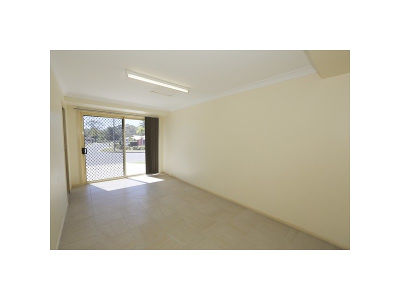 8 Dickinson Road, New Auckland QLD 4680