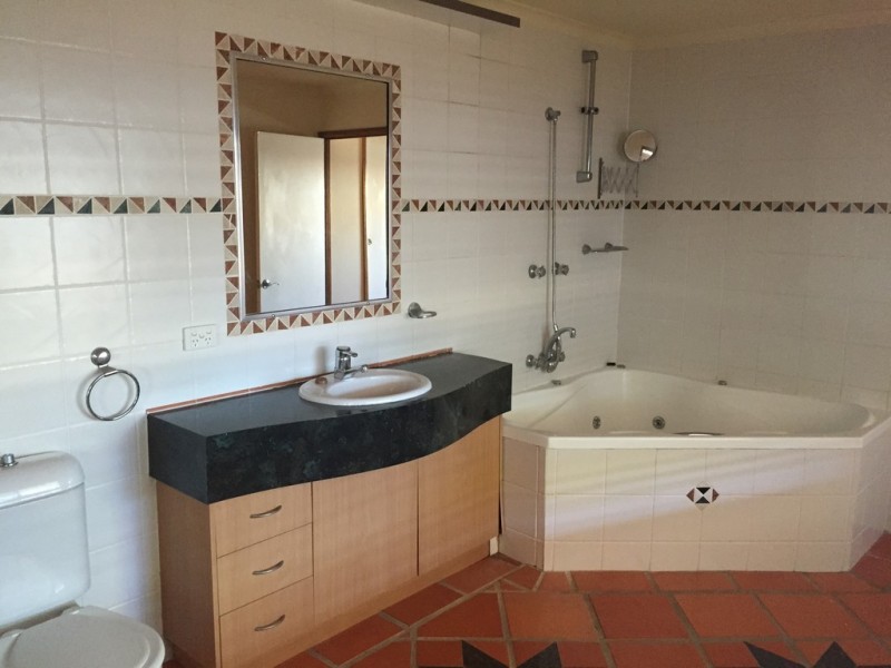 17 CREST AVENUE, Boyne Island QLD 4680