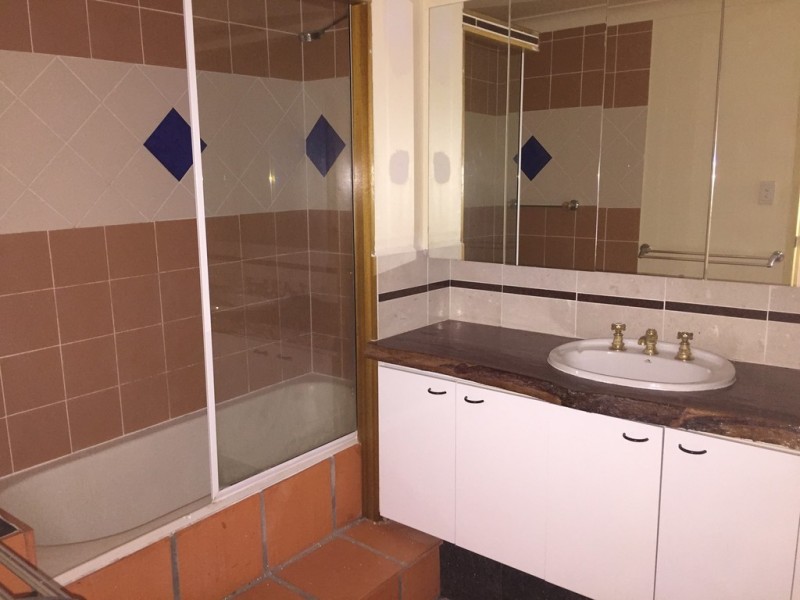 17 CREST AVENUE, Boyne Island QLD 4680