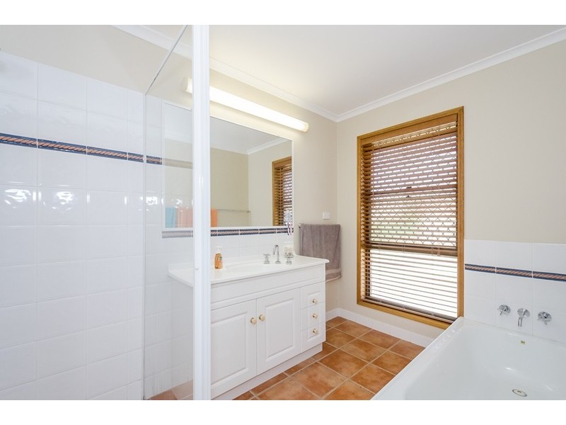 72 Boundary Road, Kirkwood QLD 4680