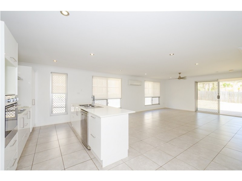 46 Broadwater Place, New Auckland QLD 4680