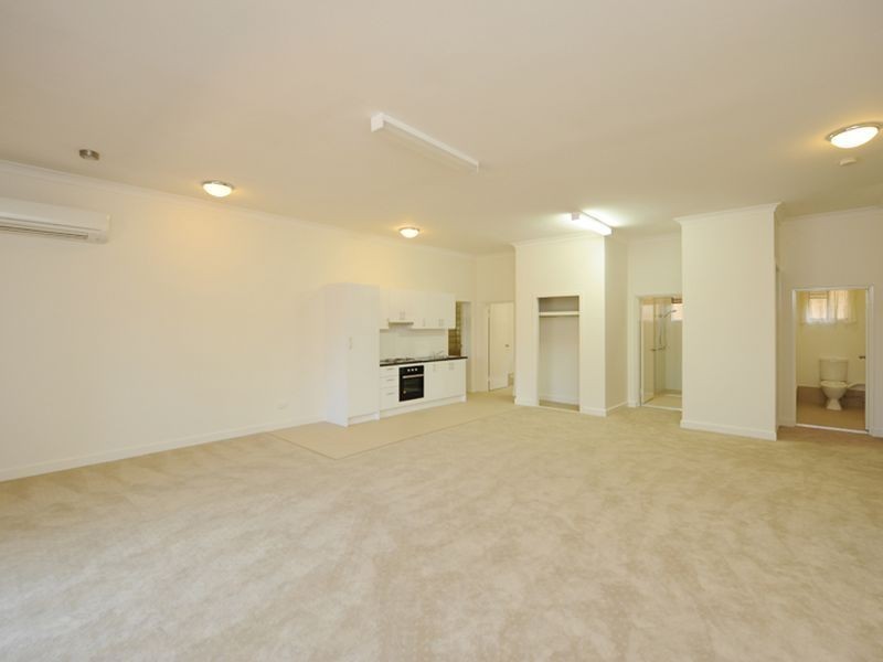 76 ADELAIDE STREET, South Gladstone QLD 4680