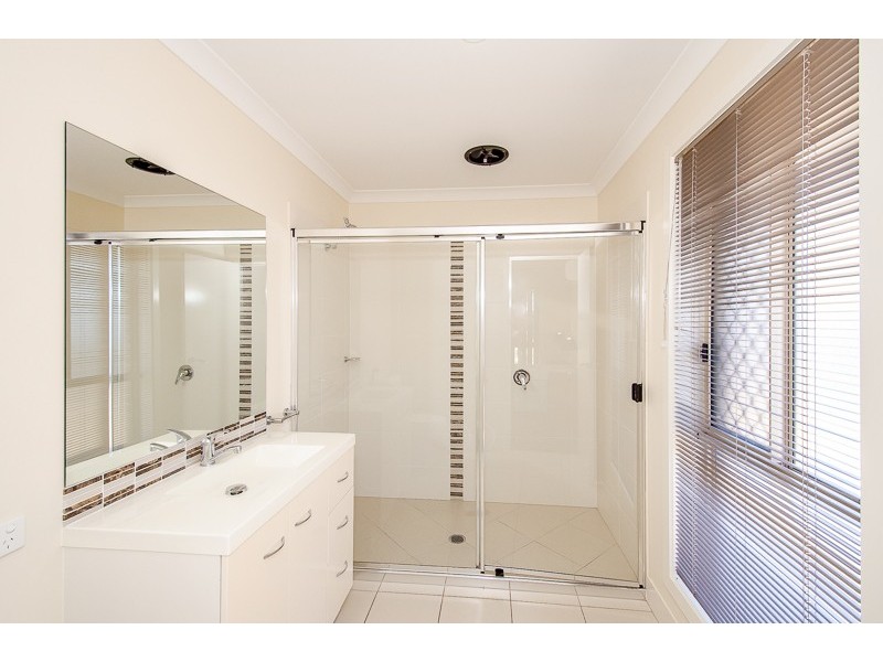 45 Iris Road, Kirkwood QLD 4680