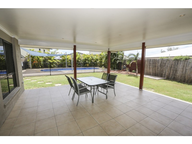 6 Charlotte Court, New Auckland QLD 4680