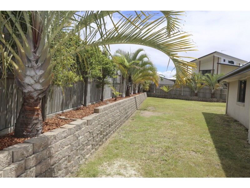 6 Charlotte Court, New Auckland QLD 4680