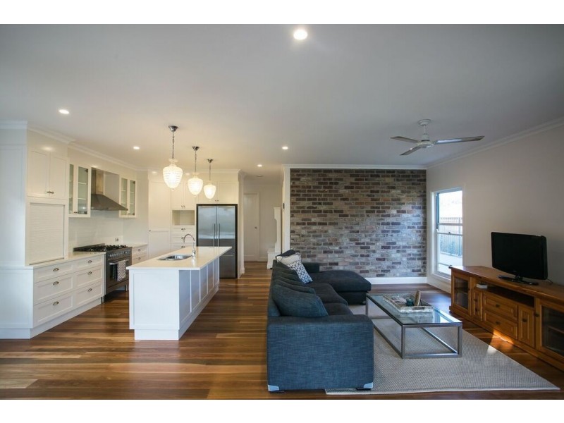 10 KURWONGBAH ST, Boyne Island QLD 4680