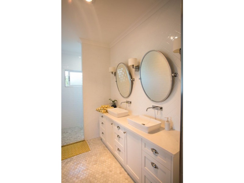 10 KURWONGBAH ST, Boyne Island QLD 4680