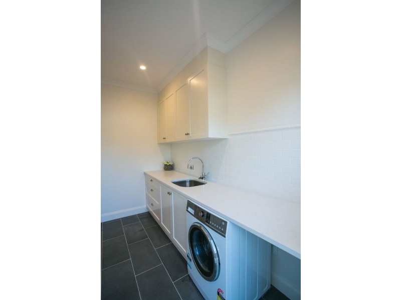 10 KURWONGBAH ST, Boyne Island QLD 4680