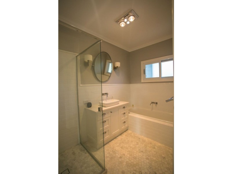 10 KURWONGBAH ST, Boyne Island QLD 4680