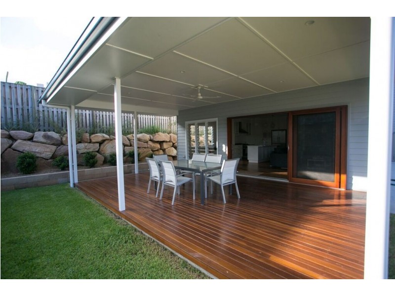 10 KURWONGBAH ST, Boyne Island QLD 4680