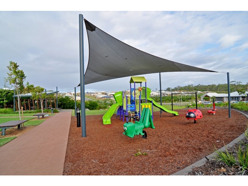 6 KROOMBIT TERRACE, New Auckland QLD 4680