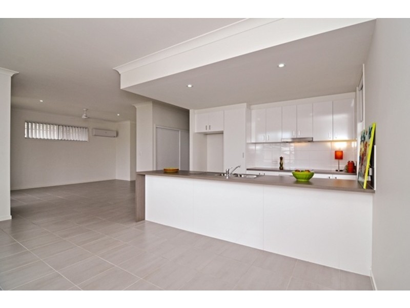 6 KROOMBIT TERRACE, New Auckland QLD 4680