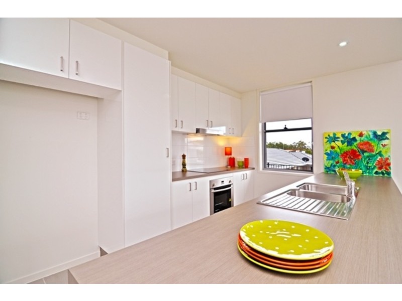 6 KROOMBIT TERRACE, New Auckland QLD 4680