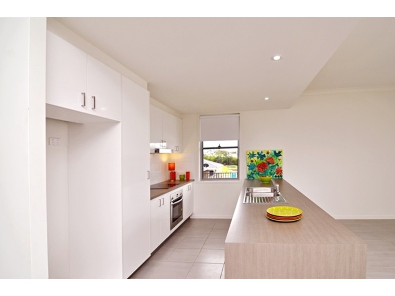 6 KROOMBIT TERRACE, New Auckland QLD 4680