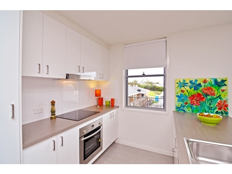 6 KROOMBIT TERRACE, New Auckland QLD 4680