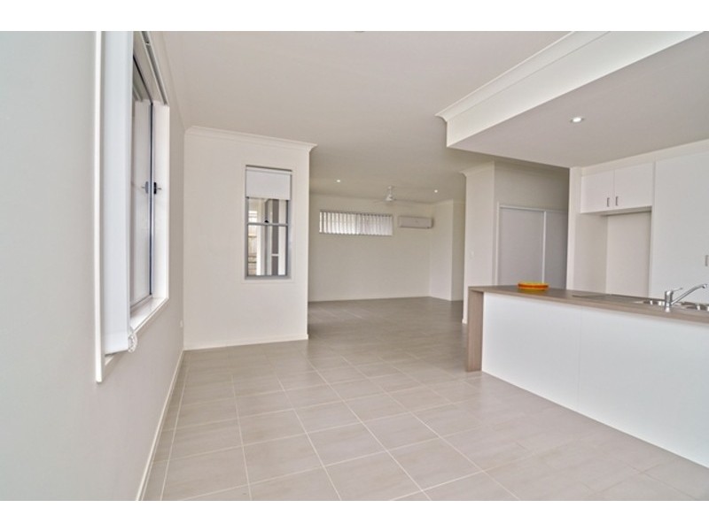 6 KROOMBIT TERRACE, New Auckland QLD 4680
