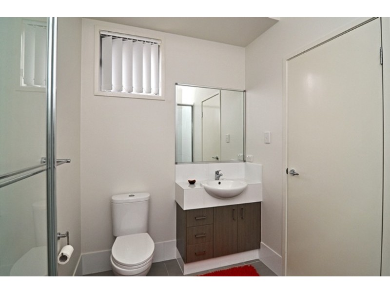 6 KROOMBIT TERRACE, New Auckland QLD 4680