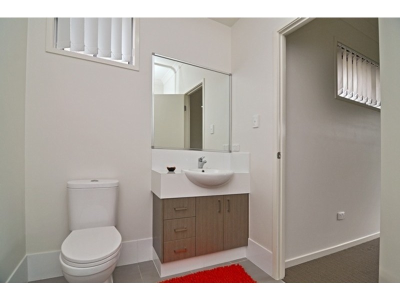 6 KROOMBIT TERRACE, New Auckland QLD 4680