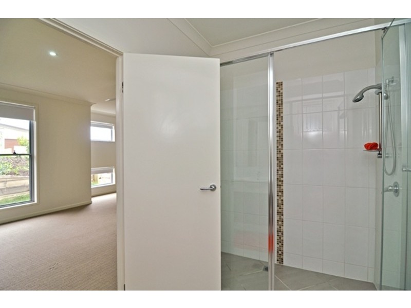 6 KROOMBIT TERRACE, New Auckland QLD 4680