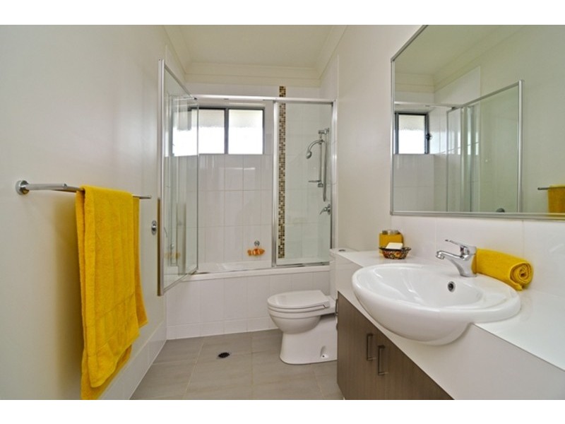 6 KROOMBIT TERRACE, New Auckland QLD 4680