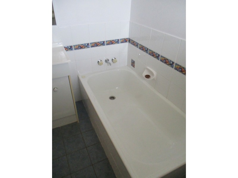 8/15 ROBERTS STREET, South Gladstone QLD 4680