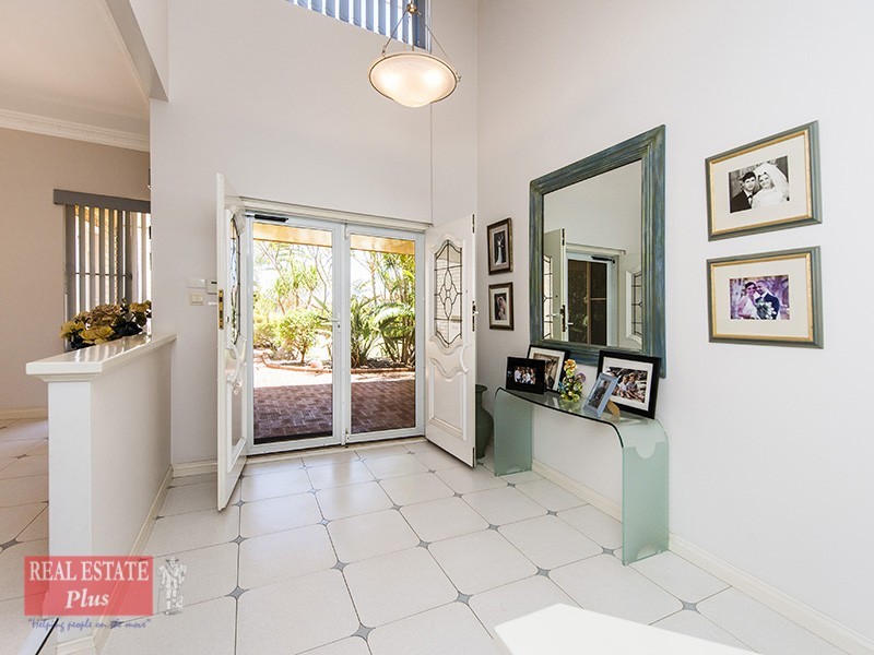 5 Lone Pine Way, Greenmount WA 6056