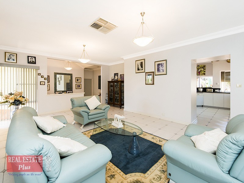 5 Lone Pine Way, Greenmount WA 6056