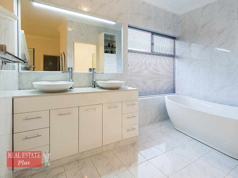 5 Lone Pine Way, Greenmount WA 6056