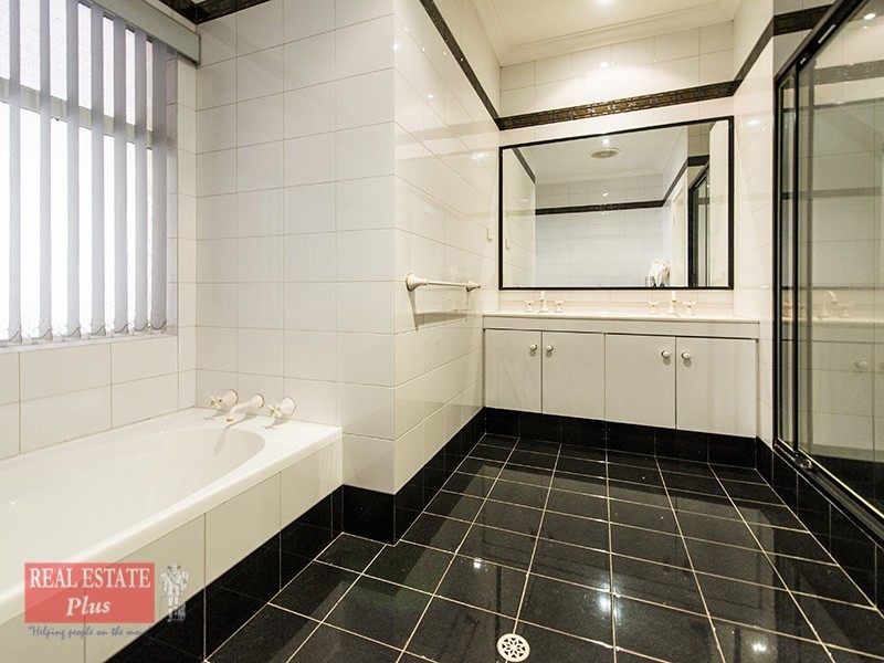 5 Lone Pine Way, Greenmount WA 6056