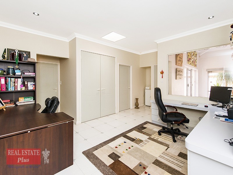 5 Lone Pine Way, Greenmount WA 6056