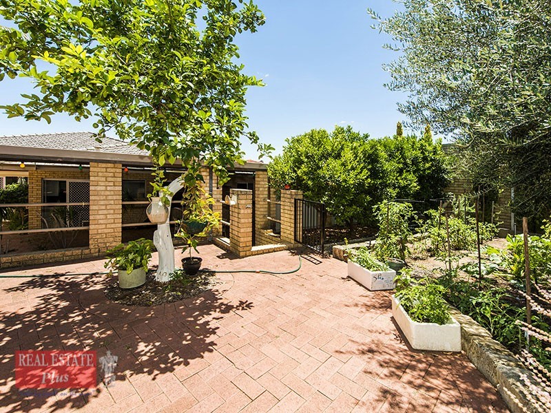 5 Lone Pine Way, Greenmount WA 6056