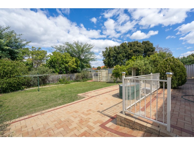 15 Maple Crescent, Helena Valley WA 6056