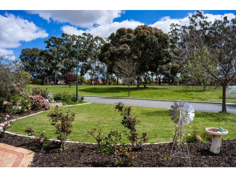 15 Maple Crescent, Helena Valley WA 6056