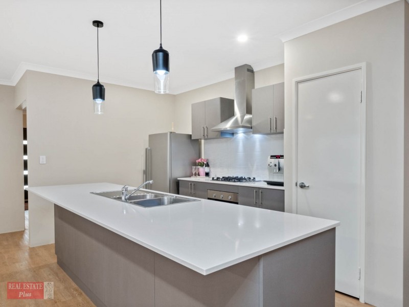 15 Russell Road, Greenmount WA 6056