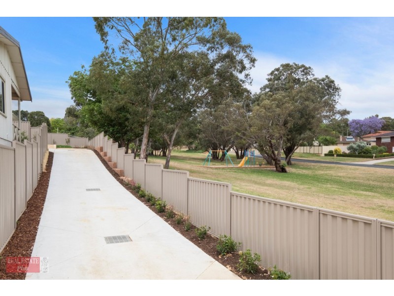 2/4 Russell Road, Greenmount WA 6056