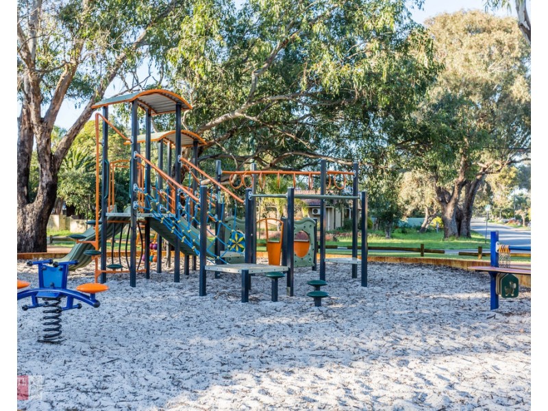 2/7 James Avenue, Hazelmere WA 6055