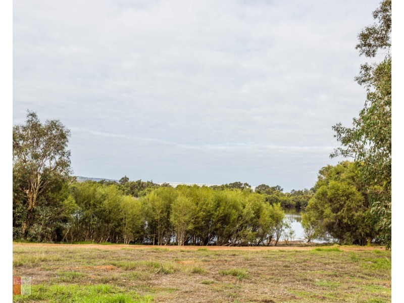 2/7 James Avenue, Hazelmere WA 6055