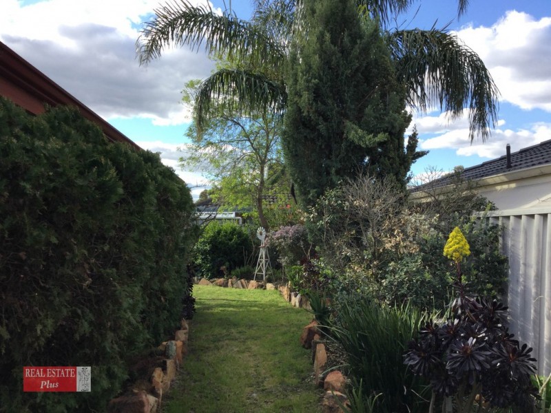 6 Woodview Retreat, Caversham WA 6055