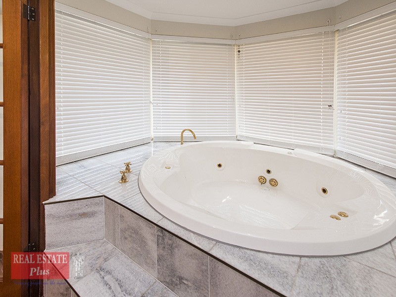 13 Cupello Drive, Swan View WA 6056