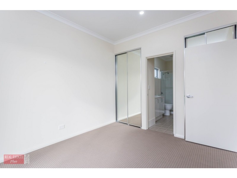 8/24 Aquaviva Circle, Viveash WA 6056