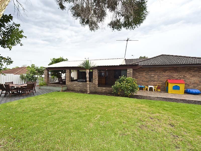 18 Beresford Gardens, Swan View WA 6056